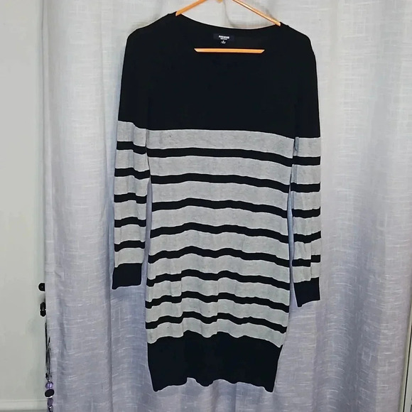 PREMISE SWEATER DRESS - Picture 1 of 8